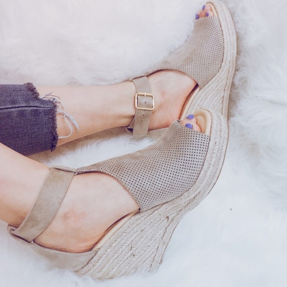 LAST ONE! NWT Adorable Suede Wedge Sandals 10 - Picture 2 of 4